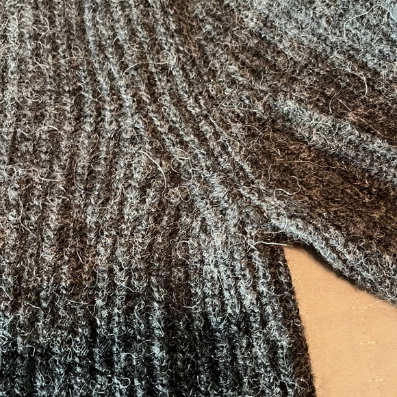 Banana Republic XS pullover sweater. - Picture 5 of 6